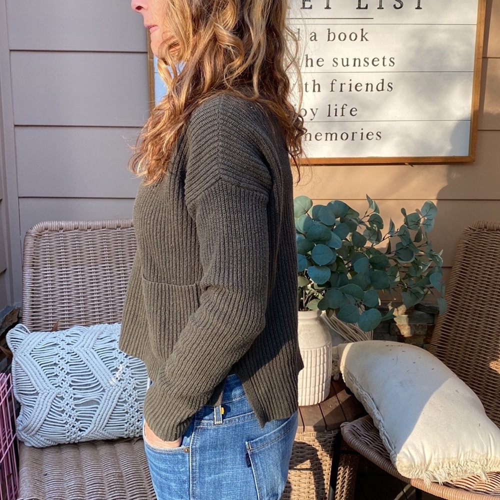 Madewell adorable short sweater with great pockets in front. - Picture 3 of 11